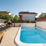 Villa Amazing Vacation House With A Private Pool & Grill Zadar