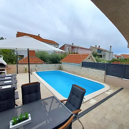 Ryanair's Family With Pool