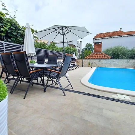 Amazing With A Private Pool & Grill 자다르