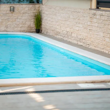 Amazing With A Private Pool & Grill 자다르