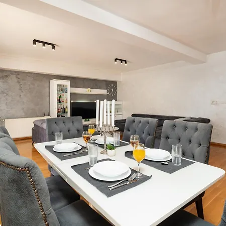Amazing With A Private Pool & Grill 빌라 자다르