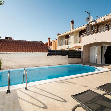 Amazing Vacation House With A Private Pool & Grill ザダル